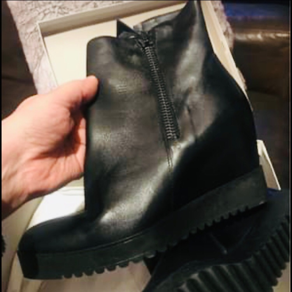 New in Box blk leather interior wedge heel Size 9 Boots from Brown’s